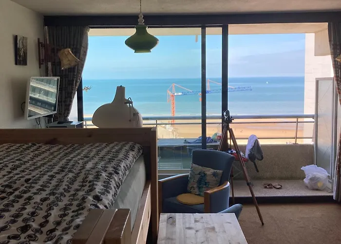 Tiny Apt W/ Balcony And Seaview, Even Out Of Your Bed !